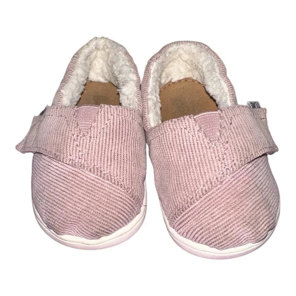 Girls Toms  Mauve corduroy fleece lined slip on shoes. Size 4.